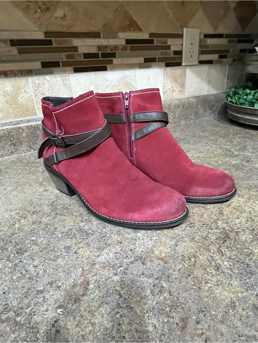 Børn Grenville Women’s Burgundy Suede Ankle Boots Size 11 Strappy Buckle Western